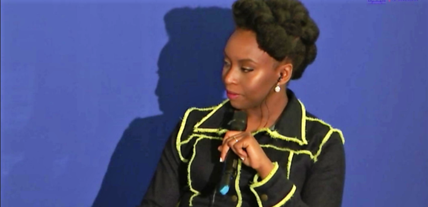 Franse journalist vraagt aan Chimamanda Adichie of er boekwinkels in Nigeria zijn