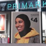 In Primark Antwerpen mag het personeel géén hoofddoek dragen, maar wél verkopen!